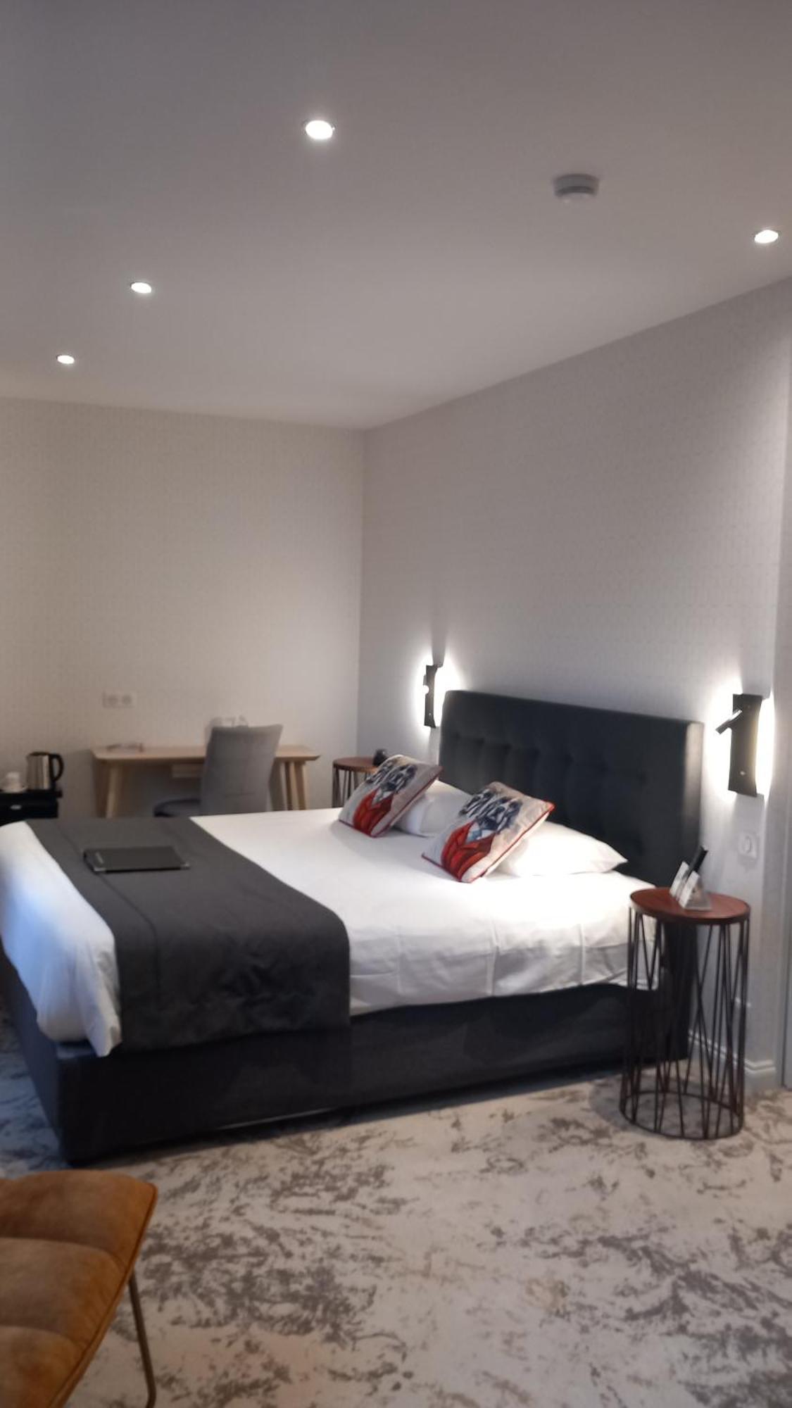 Logis Hotel & Restaurant - Les Hauts De Montreuil Montreuil  Bagian luar foto
